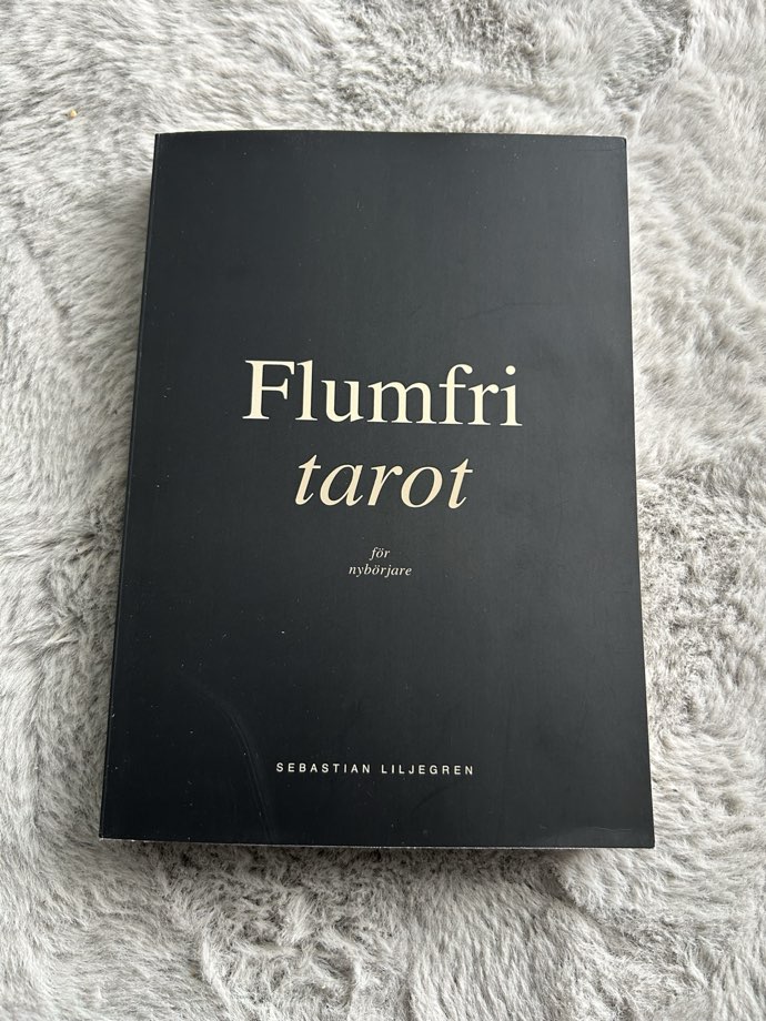 Den tryckta boken Flumfri tarot för nybörjare av Sebastian Liljegren